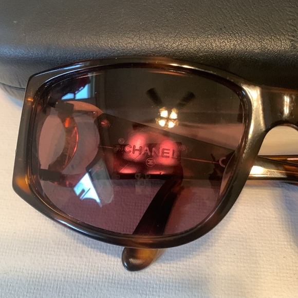 Chanel sunglasses with CC logo - Picture 8 of 9